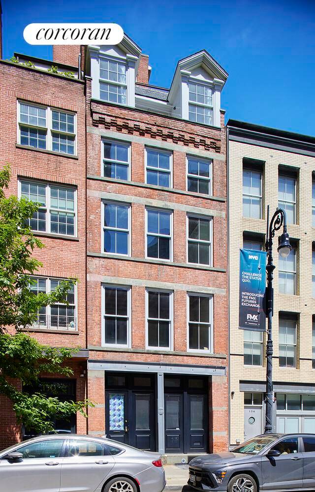 A SEAPORT LANDMARK TOWNHOUSE, REIMAGINED FOR CHIC MODERN LIVING !
