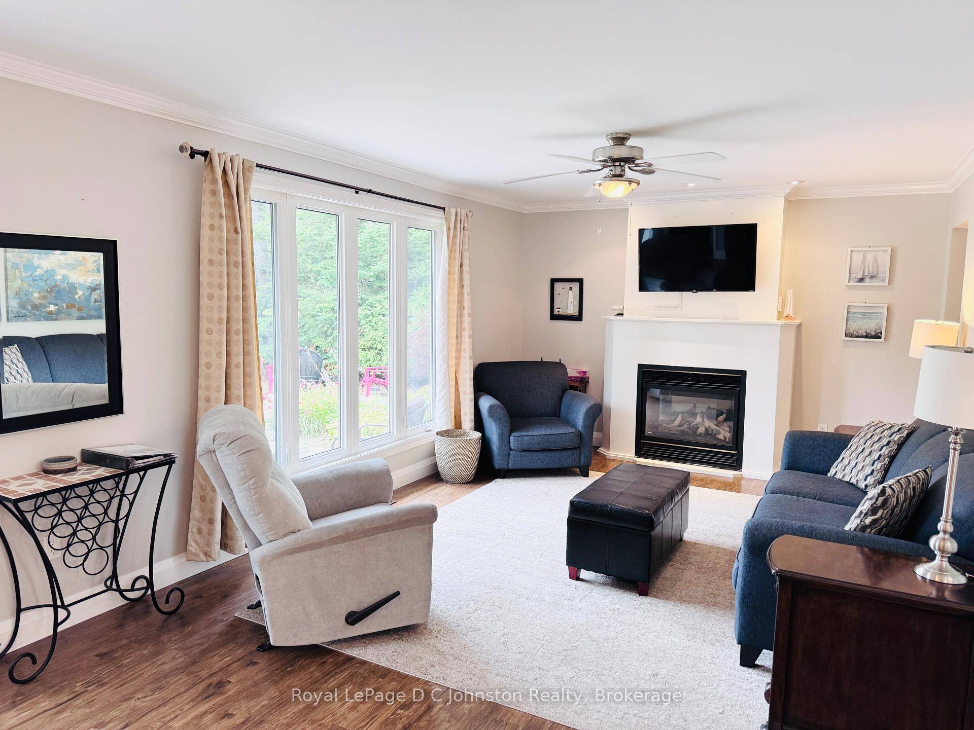 This home sits just a stone's throw away from the South Street Beach and is also about 1 kilometre from Highway 21 for easy access to the highway to Bruce ...