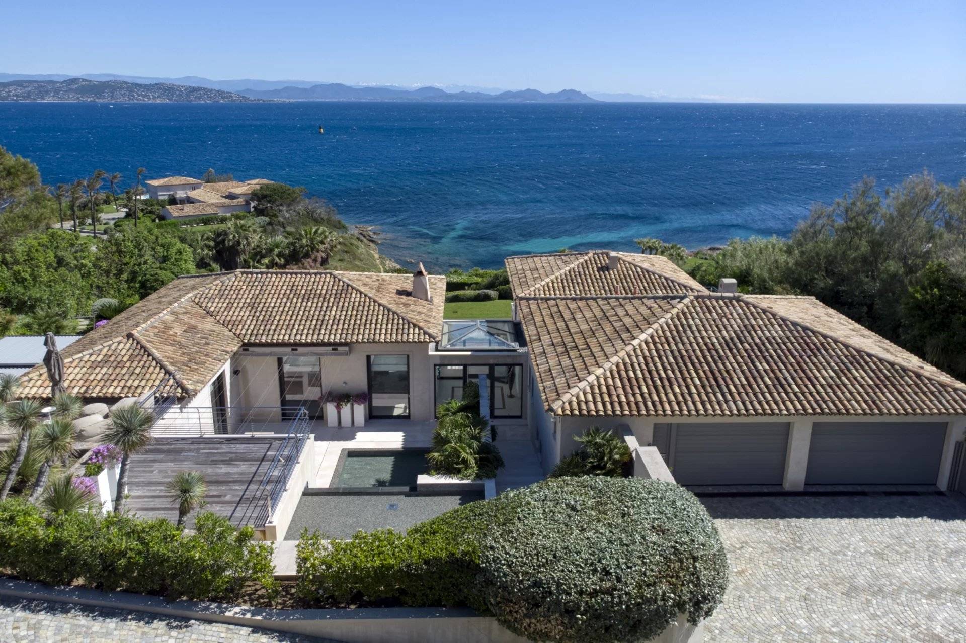 Property facing the sea in the heart of the Saint-Tropez Parks