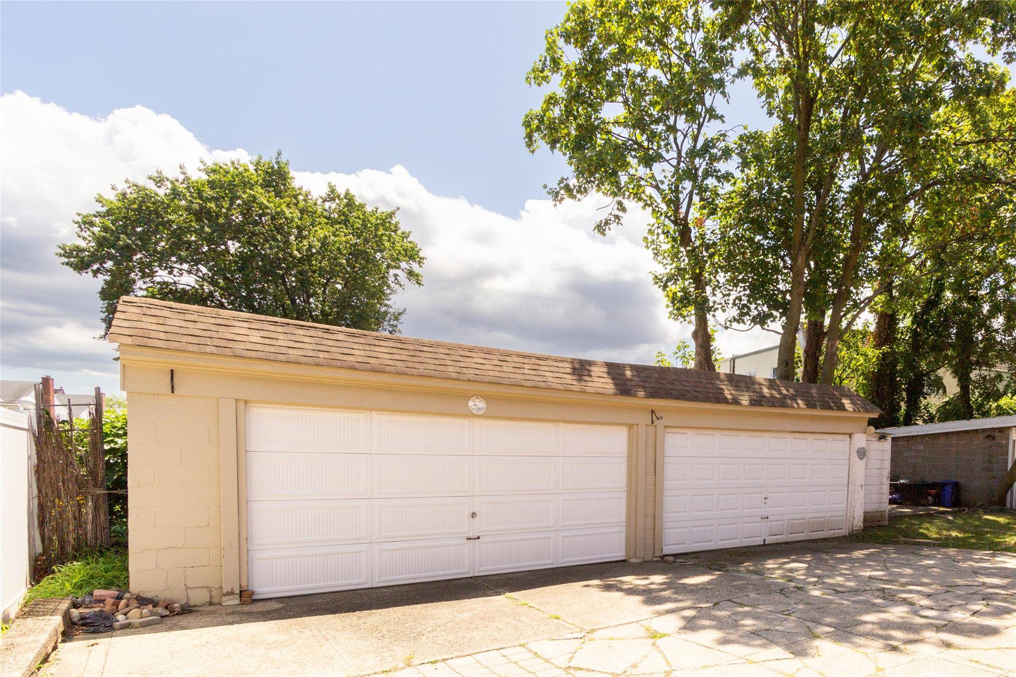 Welcome to this spacious and versatile home located in the heart of Whitestone.