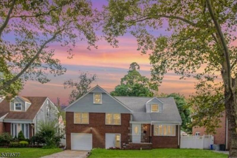 Ample living space ! Magnificent open floor plan, with gleaming hardwood floors that greets you on the main level, along with a massive living room, dining room, and kitchen with ...