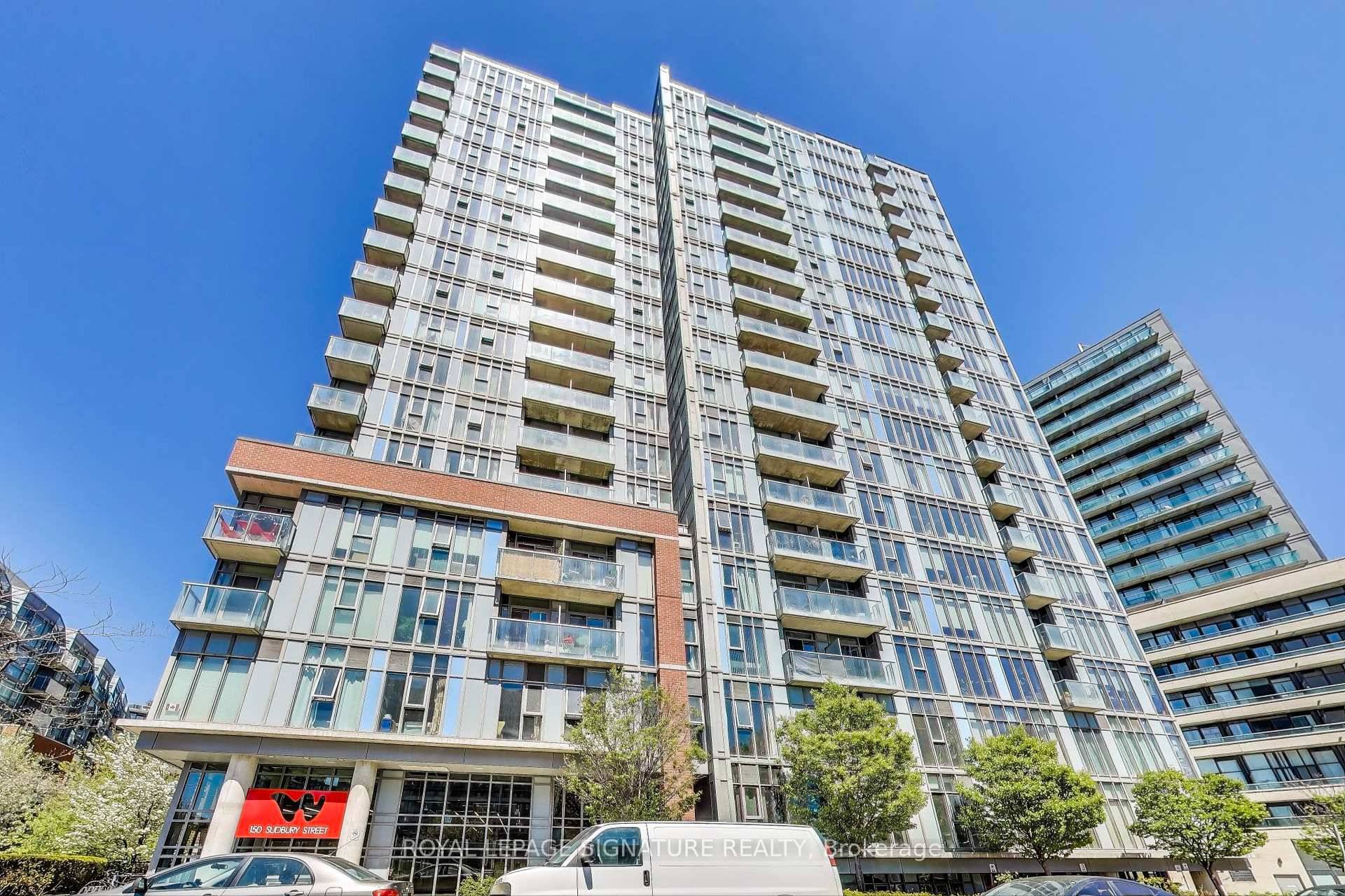 Stylish Queen West Loft Living !