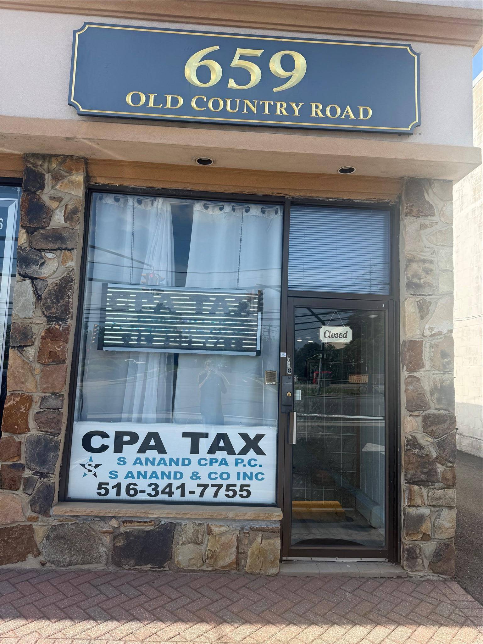 Fantastic commercial space available at 659 Old Country Road, Westbury in a prime, high traffic location.