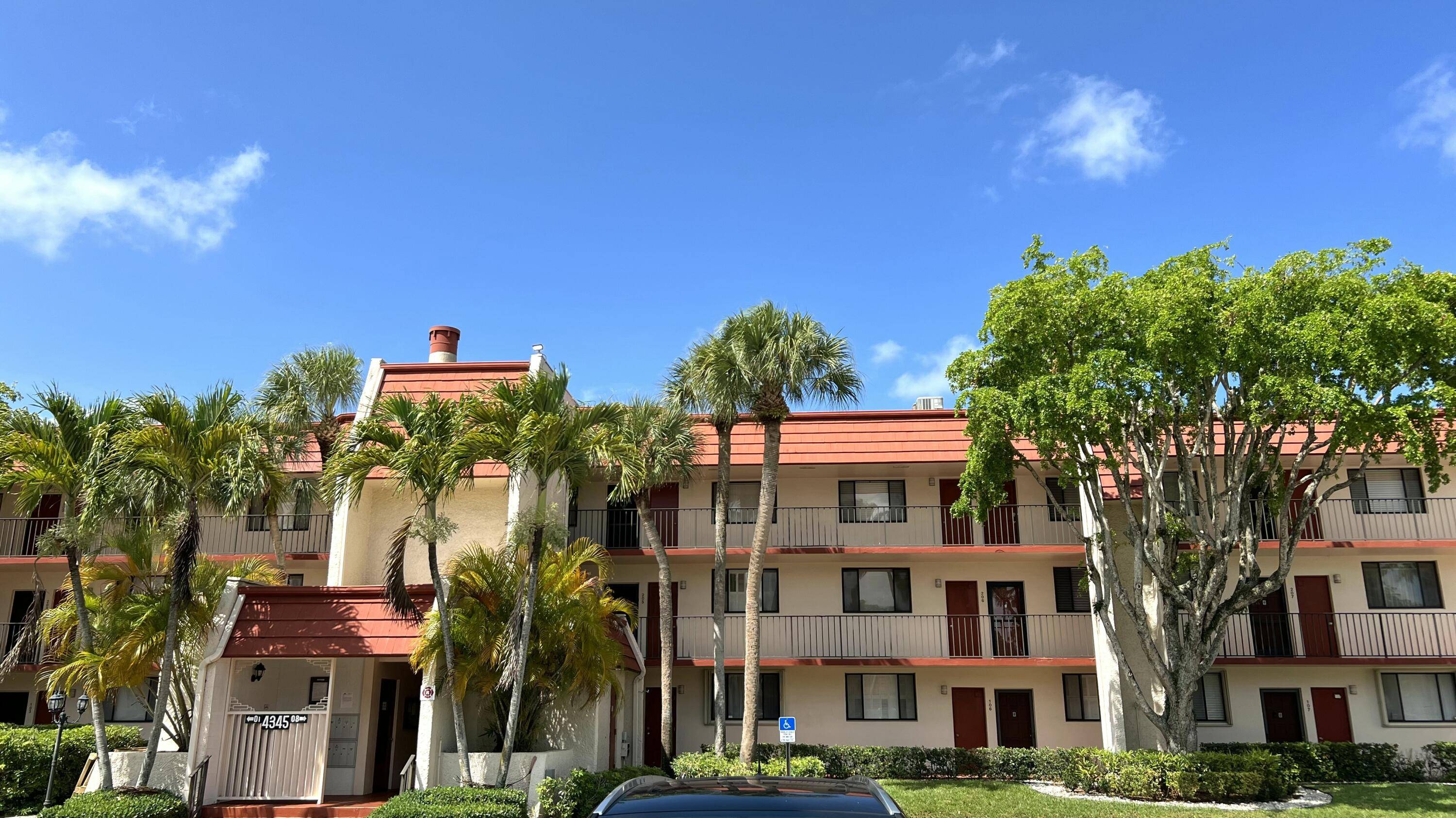 Charming 2BR 2BA Condo in the Gated Community of the Fountains, with Garden Views !