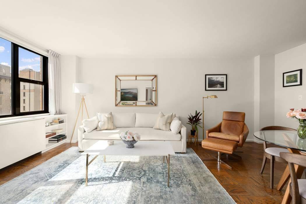 Welcome to Gramercy Plaza, Residence 14G, a perfectly proportioned junior one bedroom in the heart of Gramercy Park.