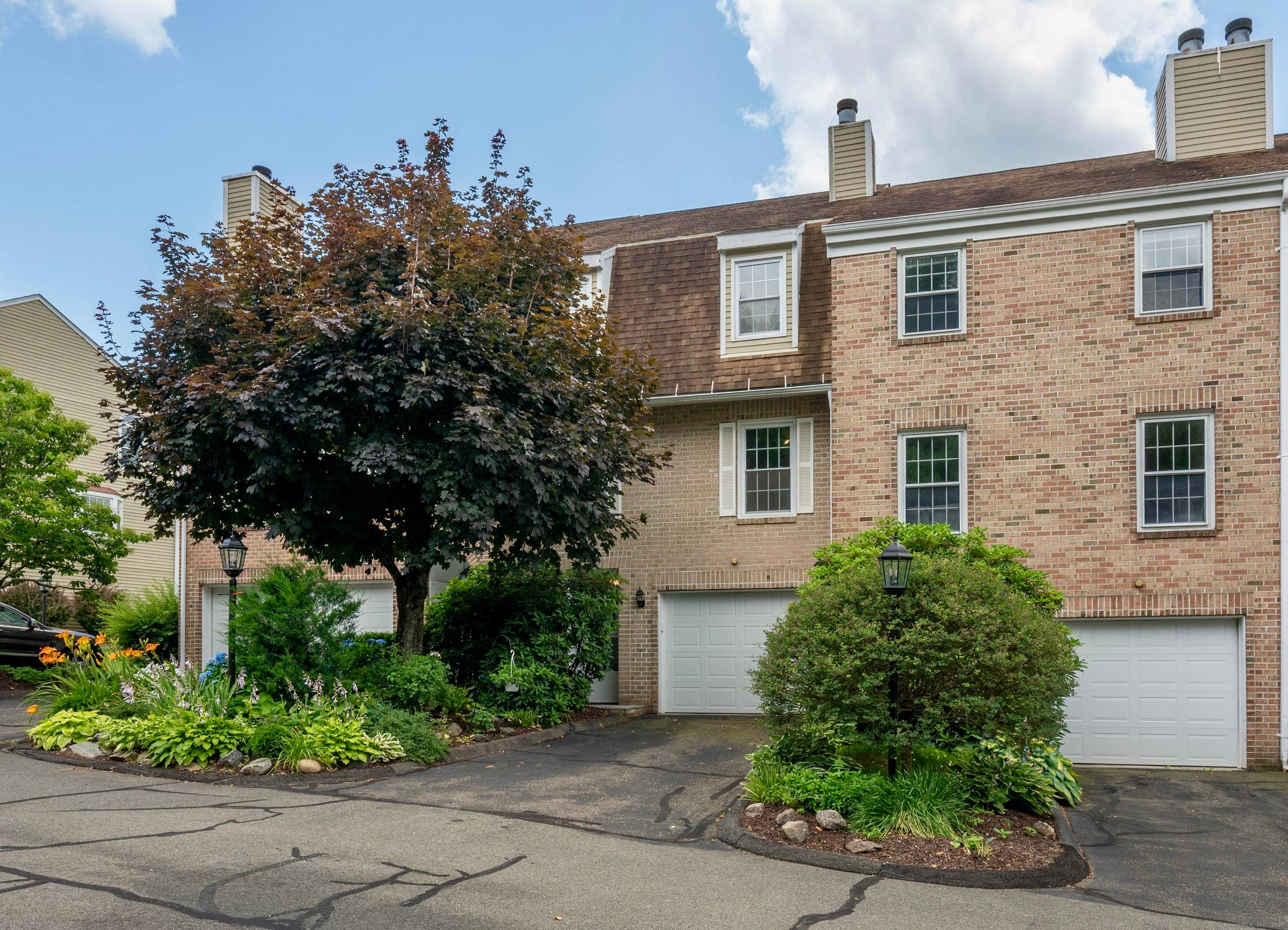 PRICE REDUCED MOVE RIGHT IN !