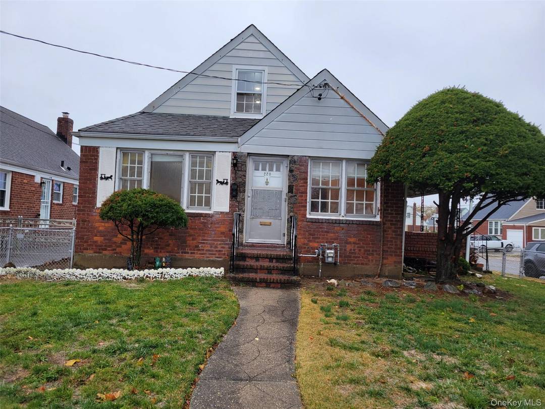 New rental price ! Vacant and ready for immediate occupancy.