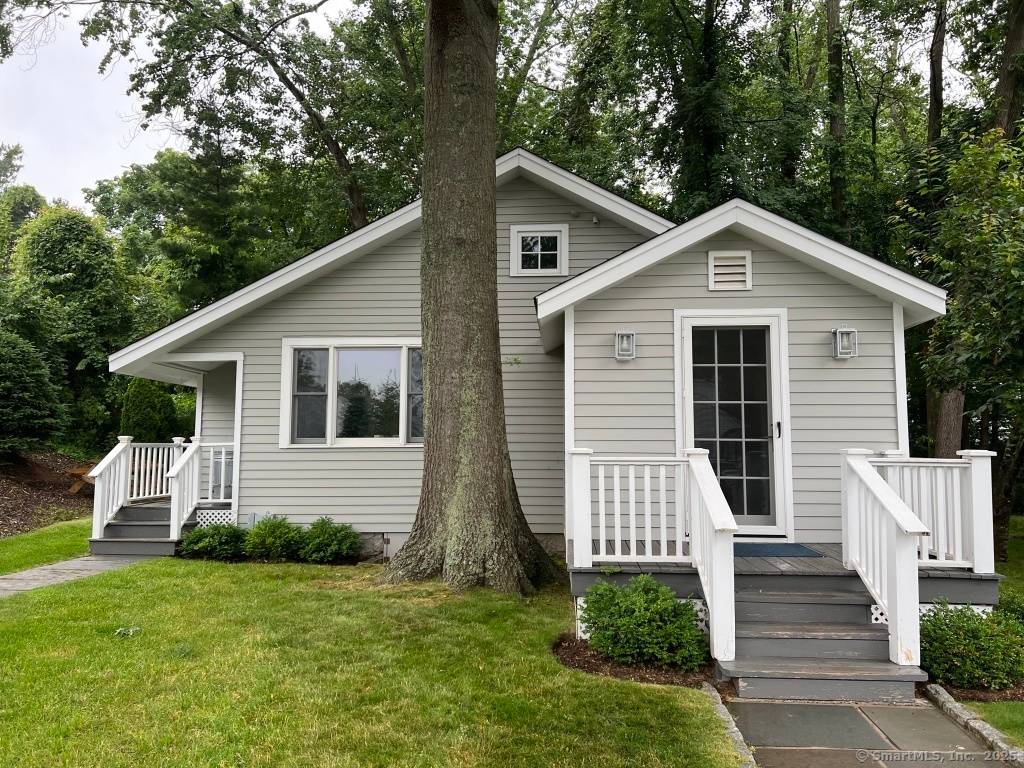 Light, bright, quiet renovated cottage tucked away at rear of 693 Post Road property.