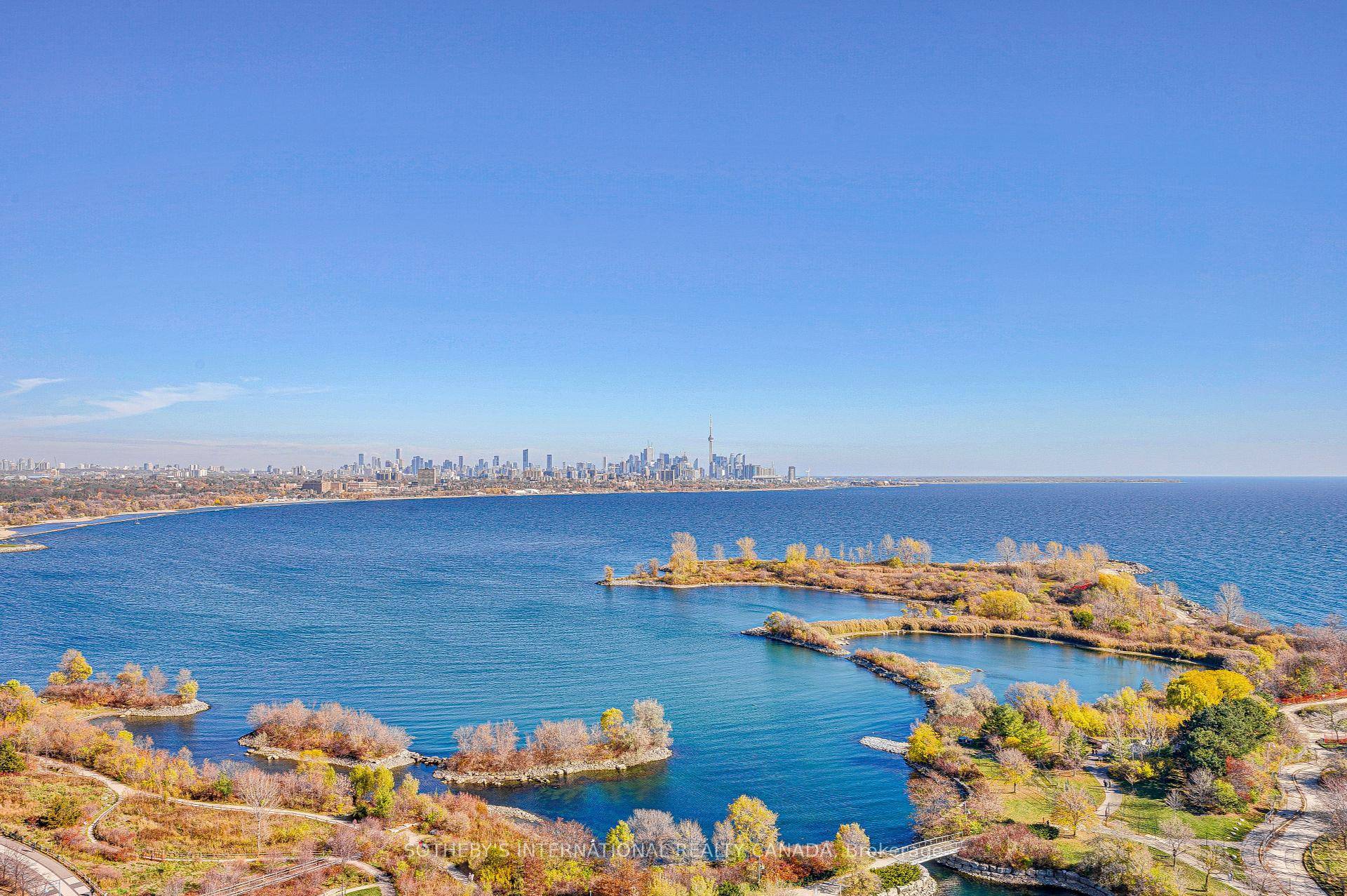 This stunning 1 plus den Condo at Eau Du Soleil boasts incredible, unobstructed views of the lake and downtown Toronto !