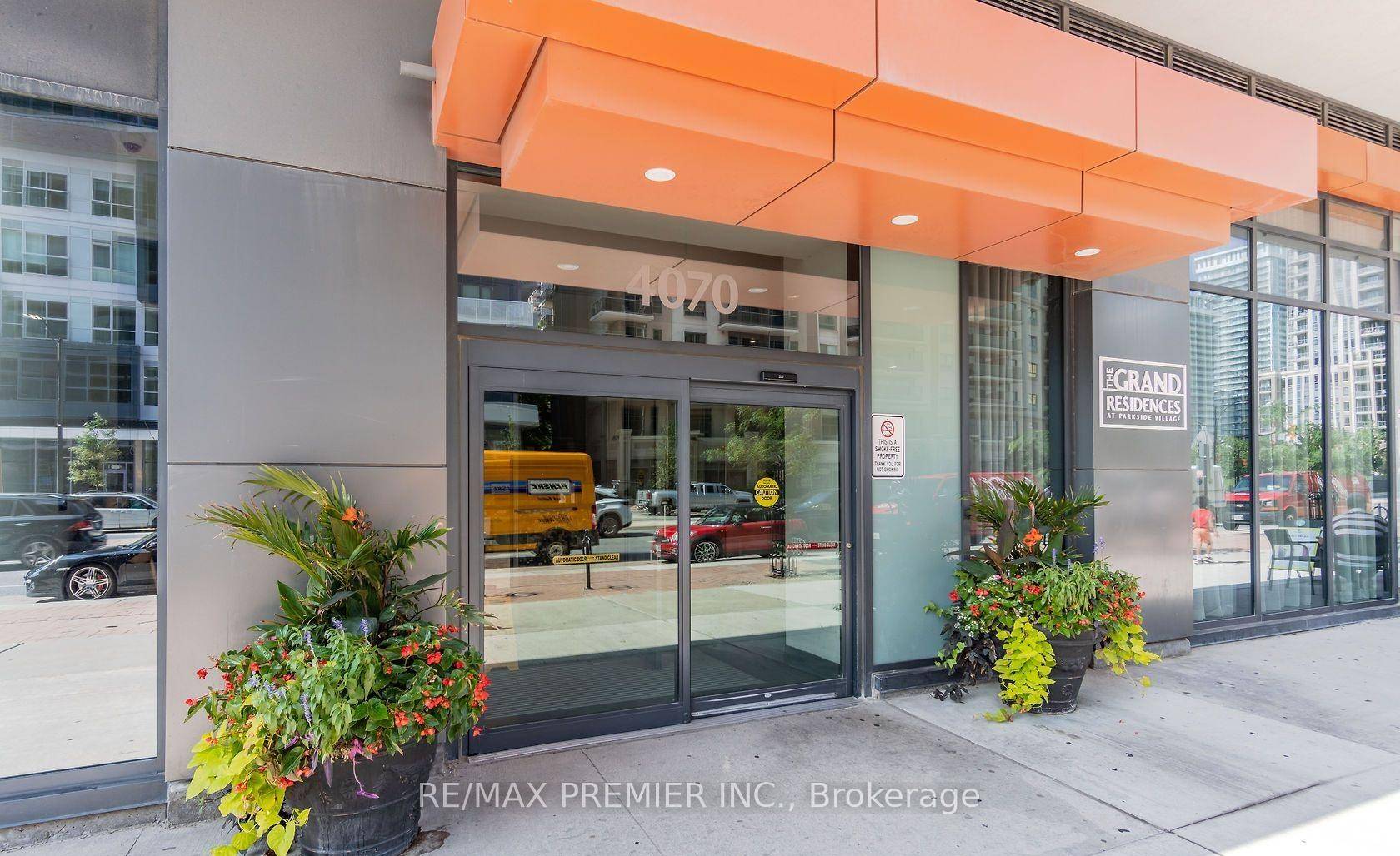 Luxurious amp ; Elegant Sun Drenched 990 Sq Ft Interior Space 2 Bed 2 Bath apartment located at prestigious grand residences building atparkside village.