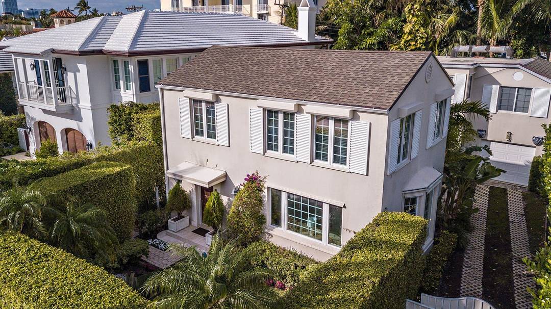 Charming 2 bedroom, 2 bathroom apartment located in the center of midtown on ocean block.