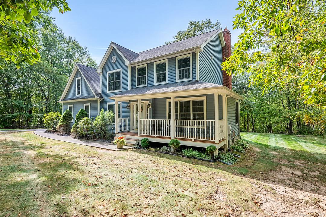 Come and explore a combination of tranquility and nature in this picturesque neighborhood setting !