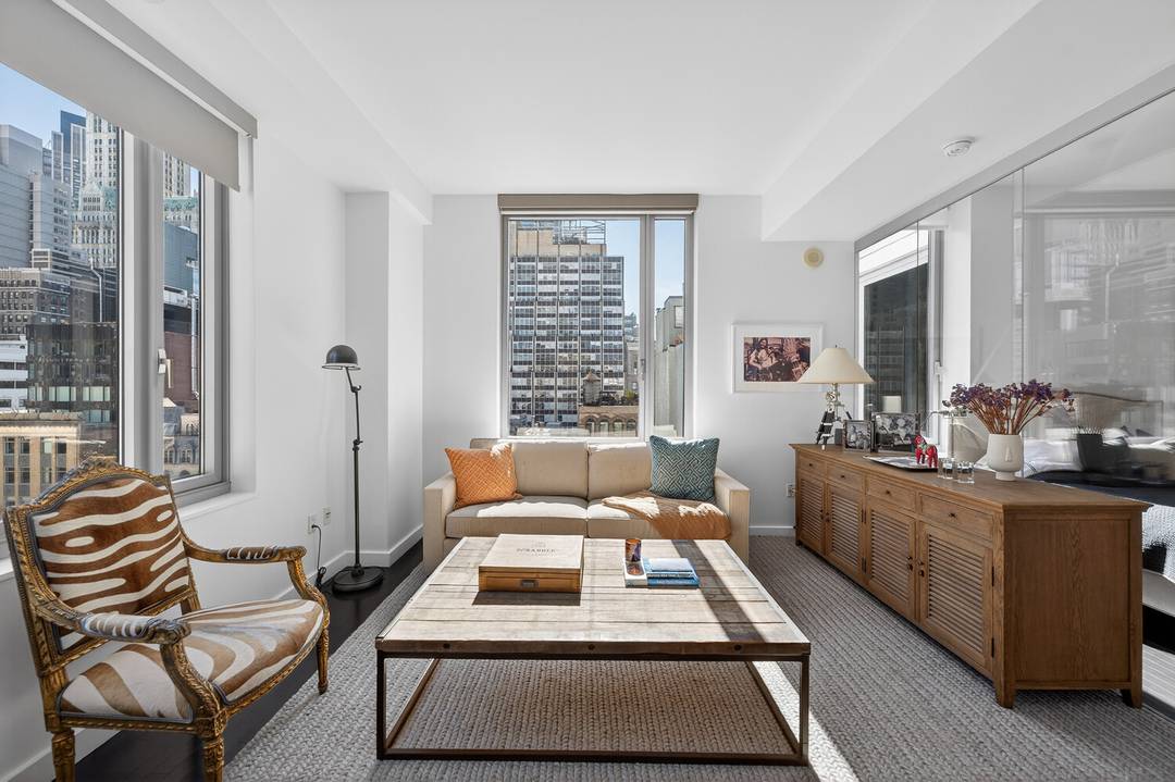 A DESIGNER CORNER RESIDENCE ATOP THE SMYTH TRIBECA HOTEL DESIGNED BY RICHARDSON SADEKI WITH HOTEL LIVING A rare opportunity to own a luminous corner 1 bedroom, 1 bathroom residence designed ...