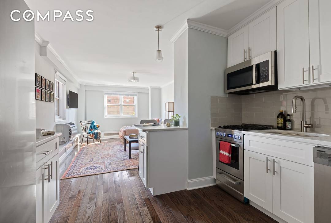 Bright and Spacious Renovated Studio in Fort Greene Sunny and inviting, this large renovated studio at Fort Greene s University Towers offers double exposures to the north and east, filling ...