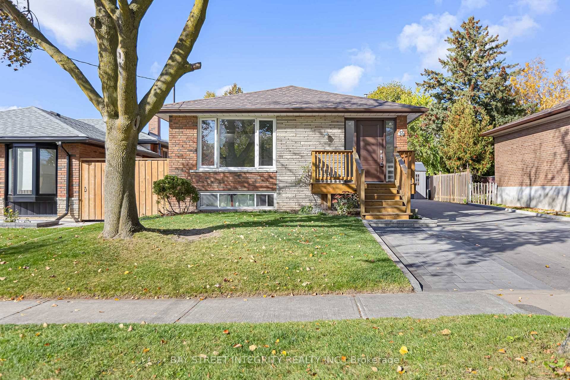 Stunning Solid Brick Bungalow Nestled Between Scarborough Town Centre amp ; Beautiful Thomson Park !