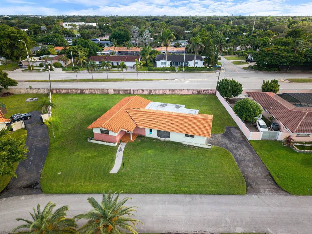 Excellent investor opportunity in the highly desirable Kendall Point area !