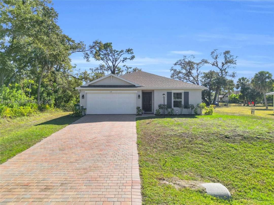 Welcome to this charming home located in the heart of Port Charlotte !