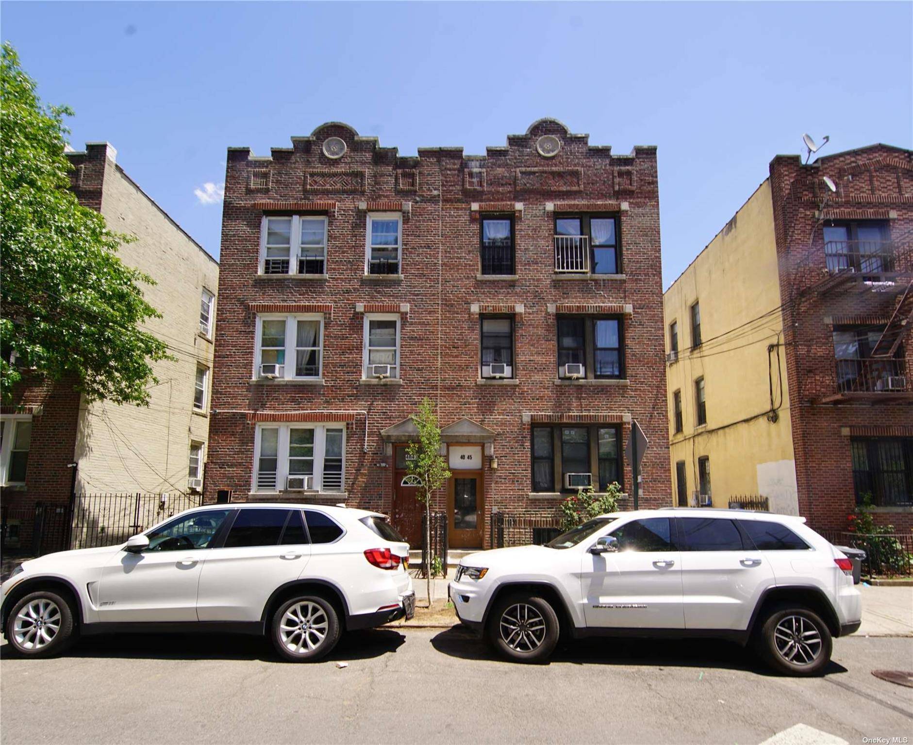 semi detached 6 family brick in Corona, a great investment opportunity.