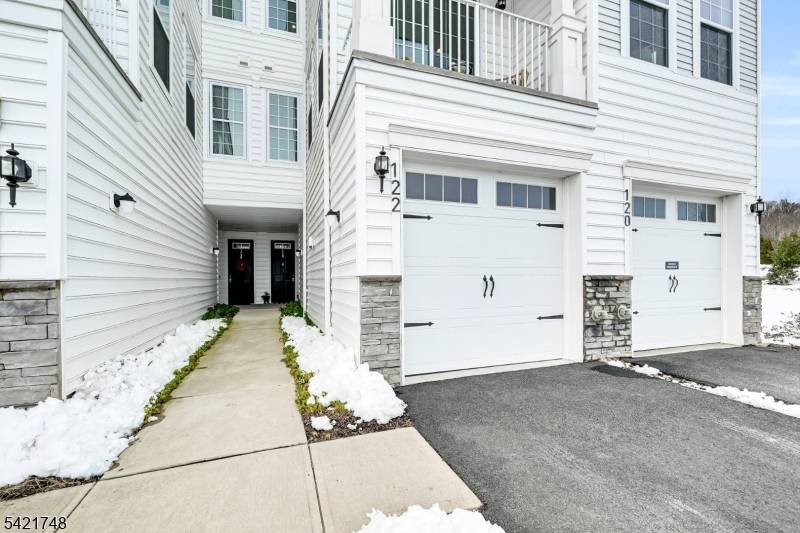 This gorgeous Yale end unit, located on a premium lot, seamlessly blends traditional and modern with 3 bedrooms, office, two and half baths plus a bonus family room.