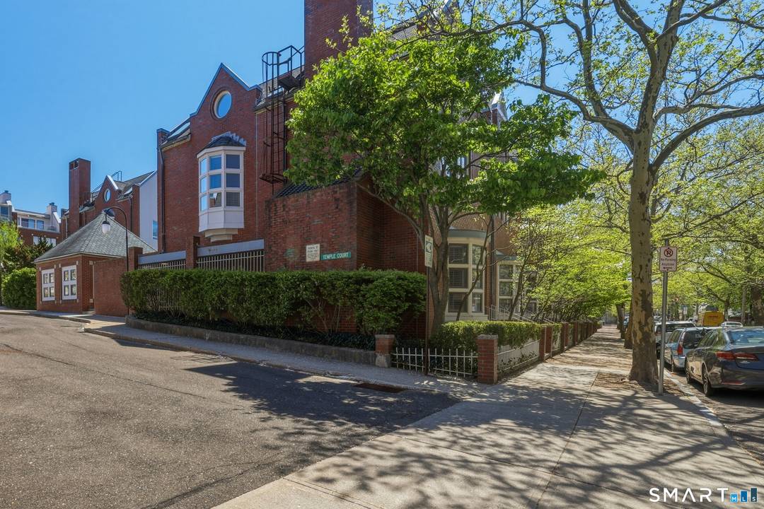Exceptional Townhouse Condo in the Heart of Downtown New Haven Located on the Yale campus, this beautifully remodeled 3 bedroom, 2.