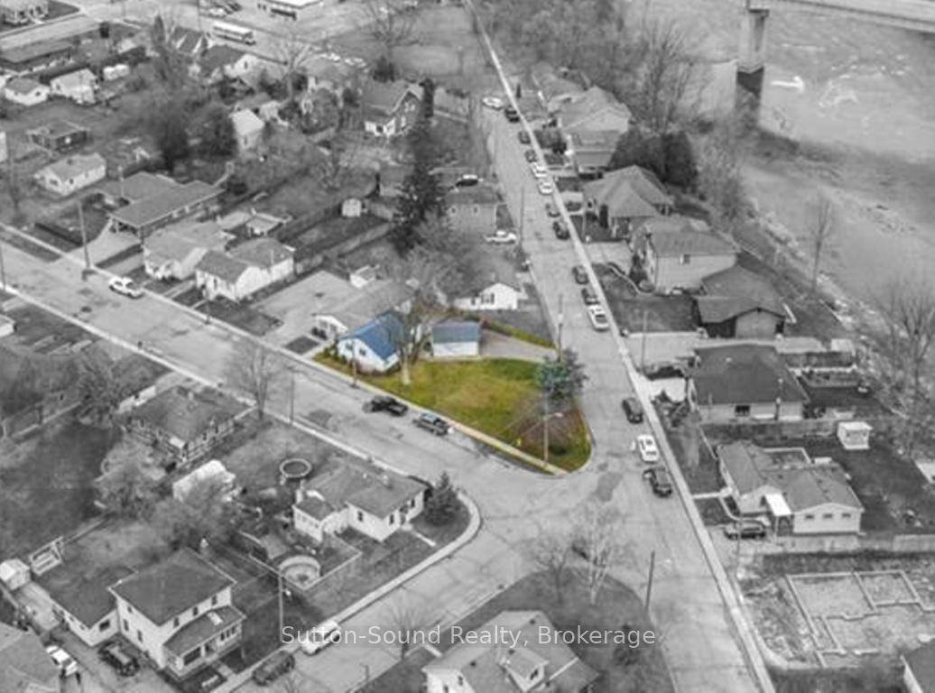 Discover effortless main level living at 19 B Creeden Street in Paris !