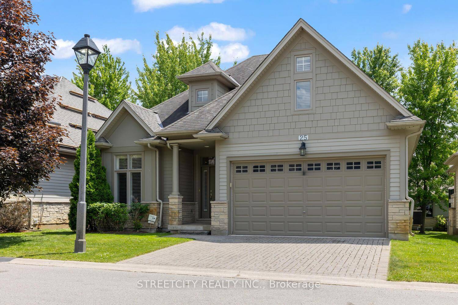 Welcome to 25 124 North Centre in the private enclave of Woodland Trails in North London !