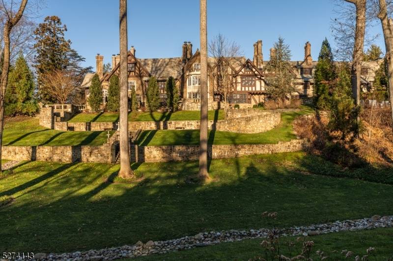 Glynallyn Castle, an architectural masterpiece, was built in 1917.