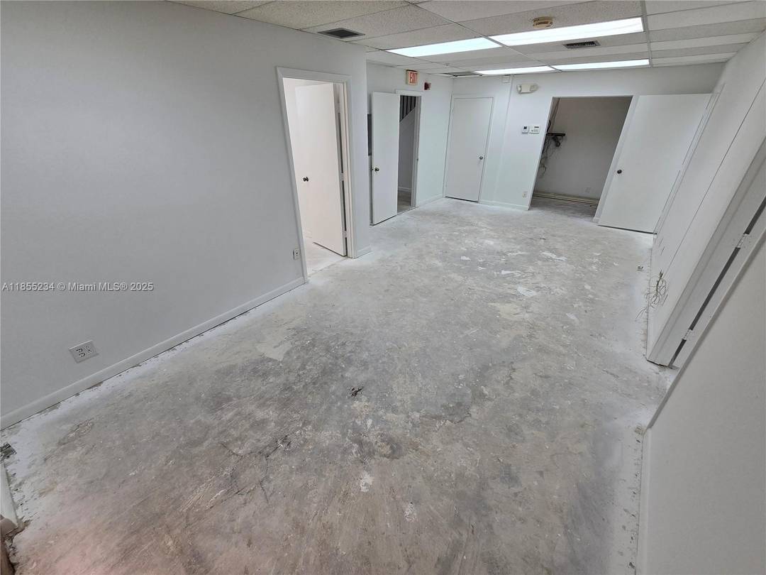 Motivated Seller ! Two story corner unit is located in the tropical Belle Terre complex with plenty of parking !