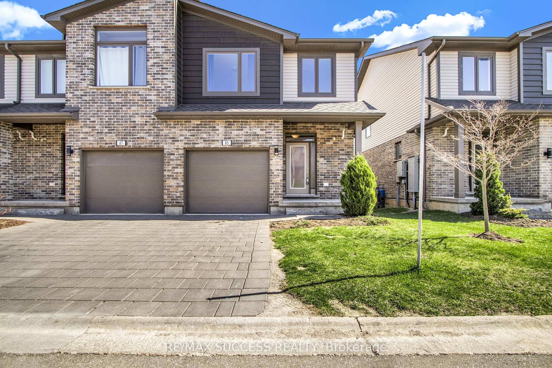 Welcome to this exceptional end unit 3 bedroom, 2 storey townhouse condo located in the highly sought after Northwest Hyde Park area.