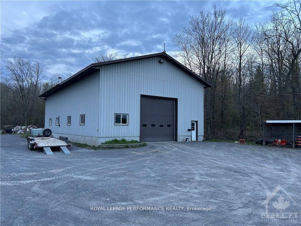 Nice Warehouse Storage Shop up for Rent, Great for a small business looking to grow in the East end of Ottawa, Big shop 40' x 70' with its High ceiling ...