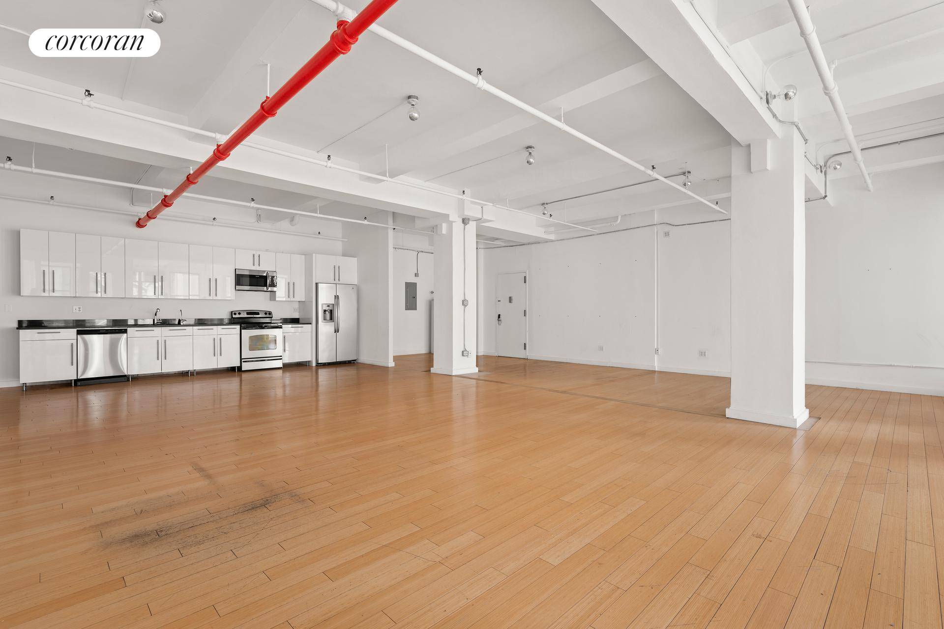This massive Chelsea Live Work Loft, is on the 3rd floor with north facing views, high ceilings and gets tons of natural light.