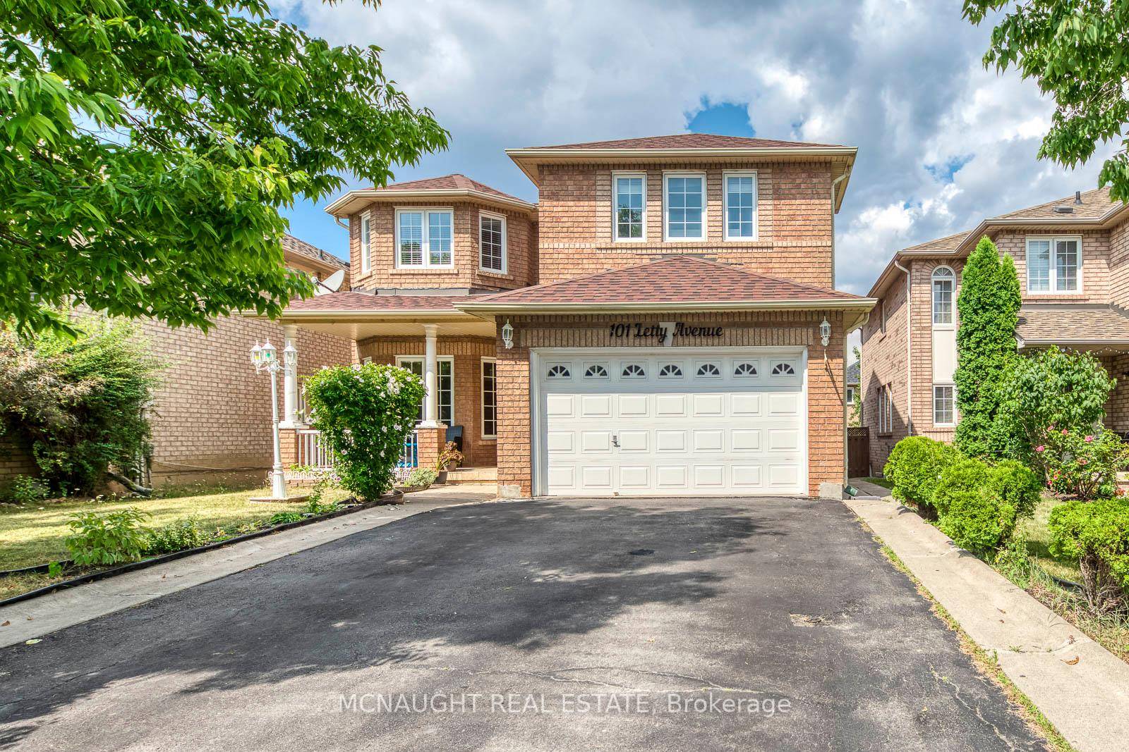Fall in Love with This Gorgeous, Sun Filled Home in a Peaceful Neighbourhood !