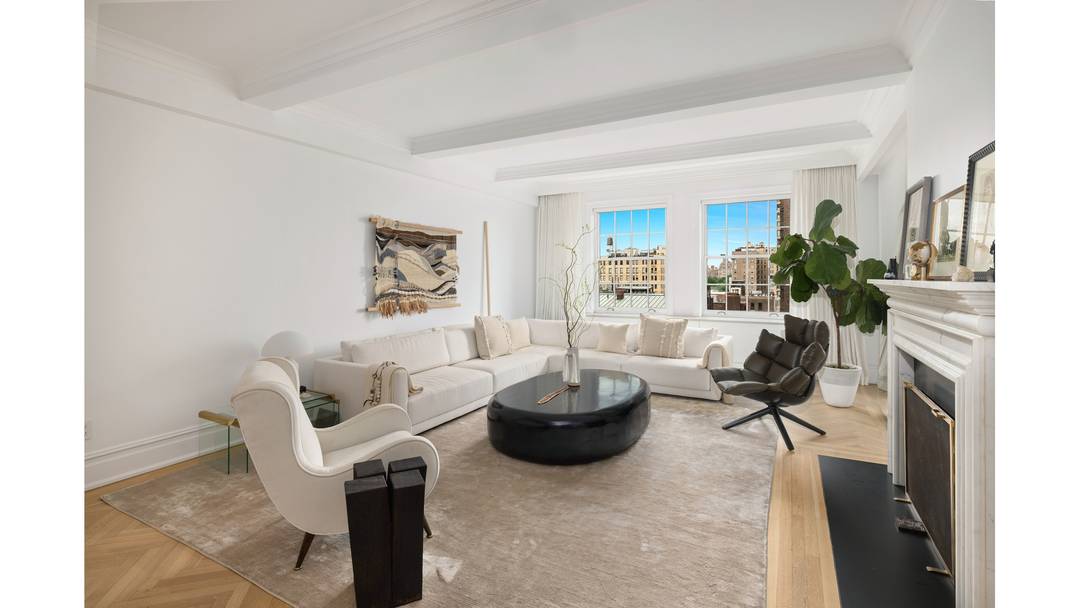 Welcome to residence 9C at 1185 Park Avenue, a reimagined classic eight that balances prewar grandeur and chic modern living.