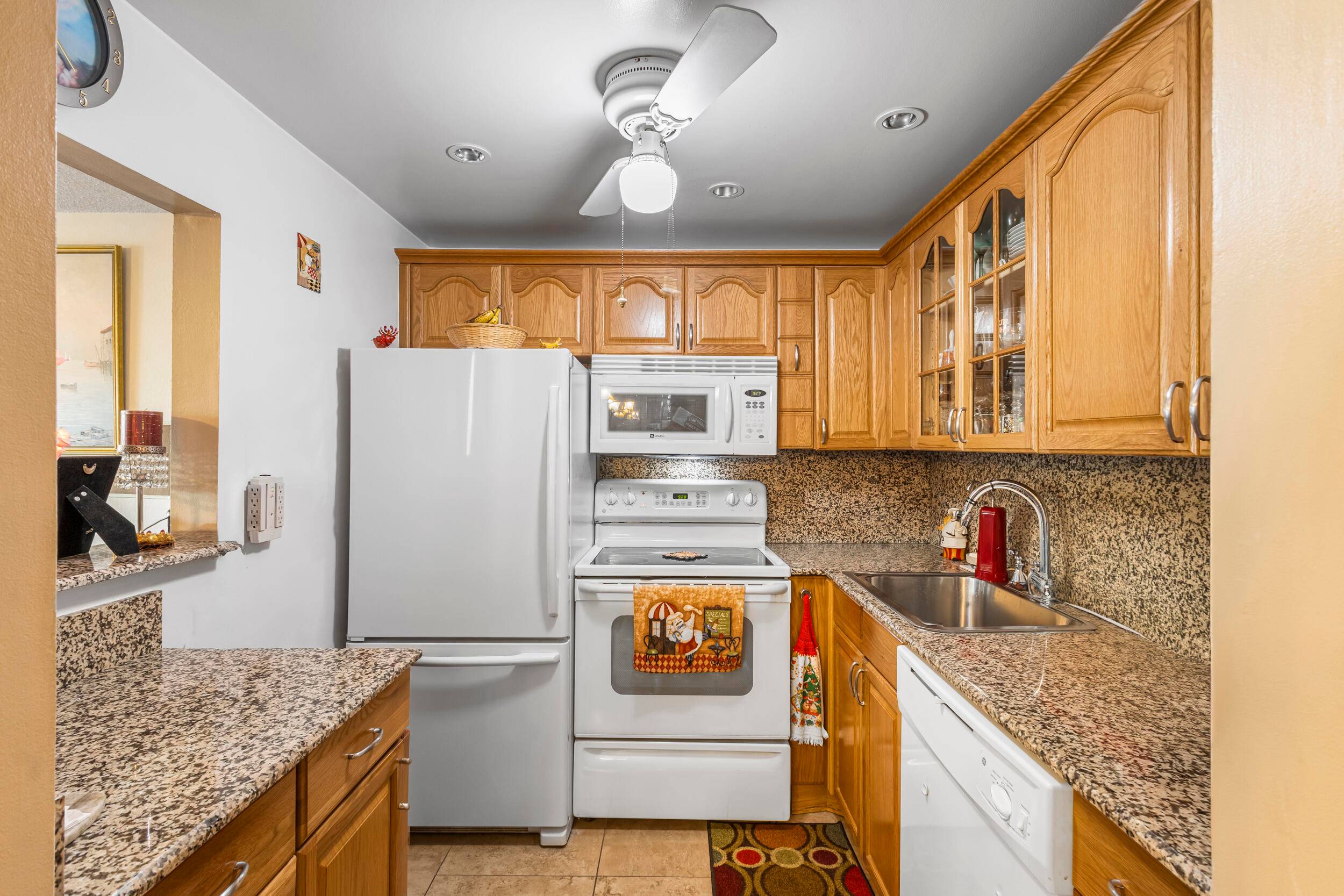 WOW ! BRIGHT AIRY, SUN FILLED FURNISHED GROUND FLOOR 1 BED 1AND 1 2 BATH UNIT.