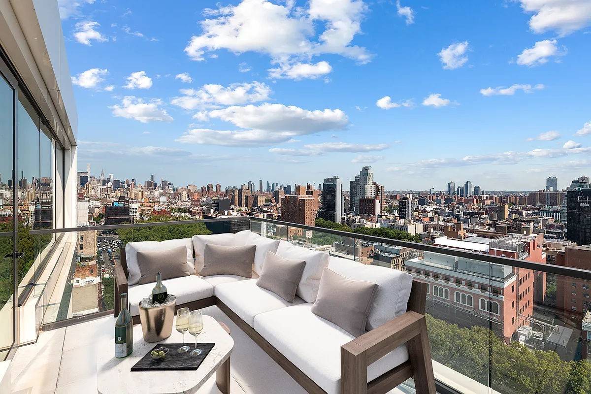 Top floor 2 bed 2 bath with private outdoor space and breathtaking skyline views !