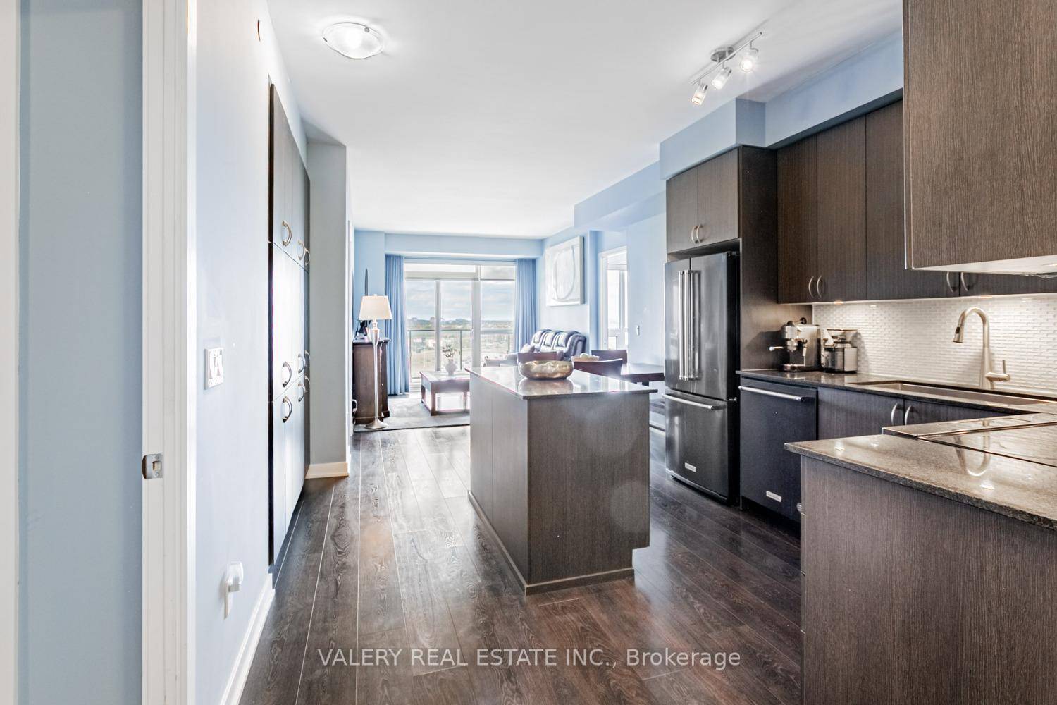 Welcome home to this rarely available floorplan in the most desirable neighborhood in Mississauga.