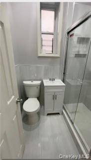 Spacious 3 bedroom, 1 bath apartment located on the 2nd floor in a well maintained building.