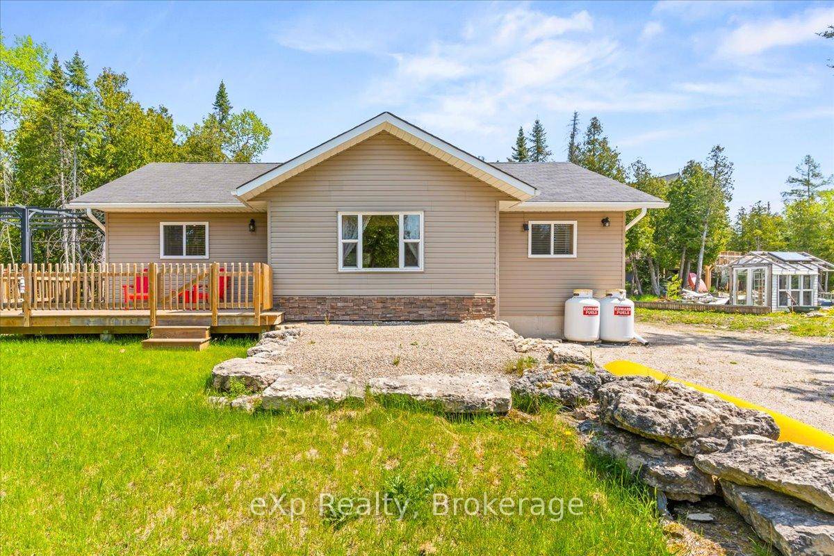 Newer BUNGALOW situated in Hardwick Cove, nestled just south of Stokes Bay.