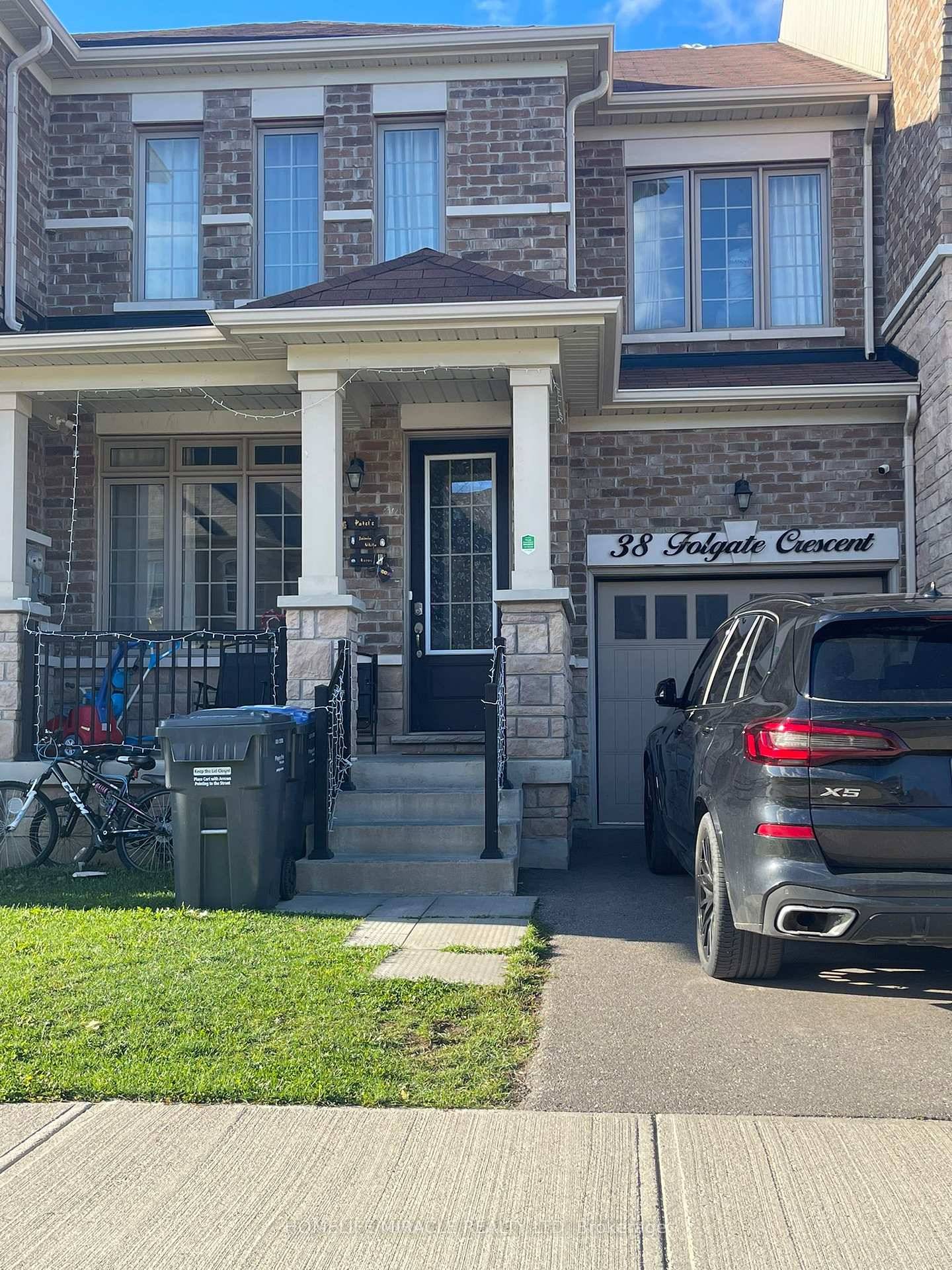 Beautiful 4 bed 3 bath townhouse for lease in the highly sought after high demand area north of Brampton.