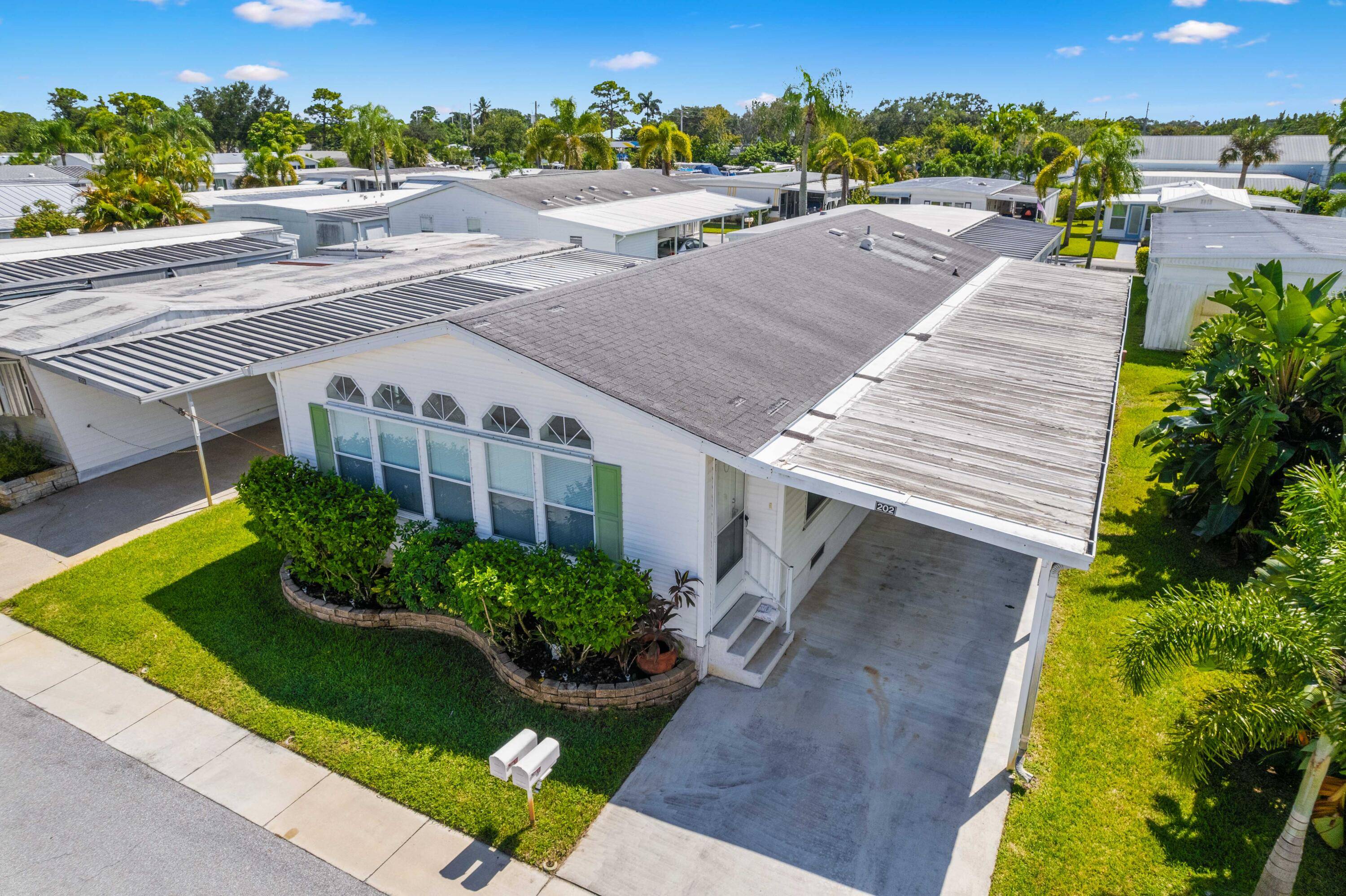 When lifestyle matters ! This home is perfectly located for boating, waterfront dining and shopping.