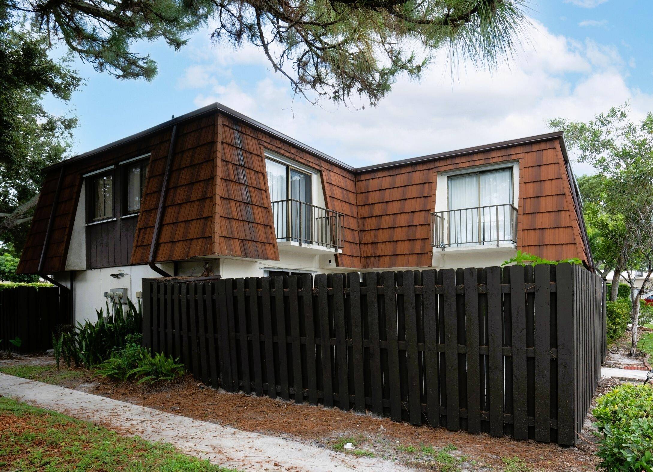 This home is priced to sell and is an excellent opportunity for first time homebuyers to own a piece of Florida.