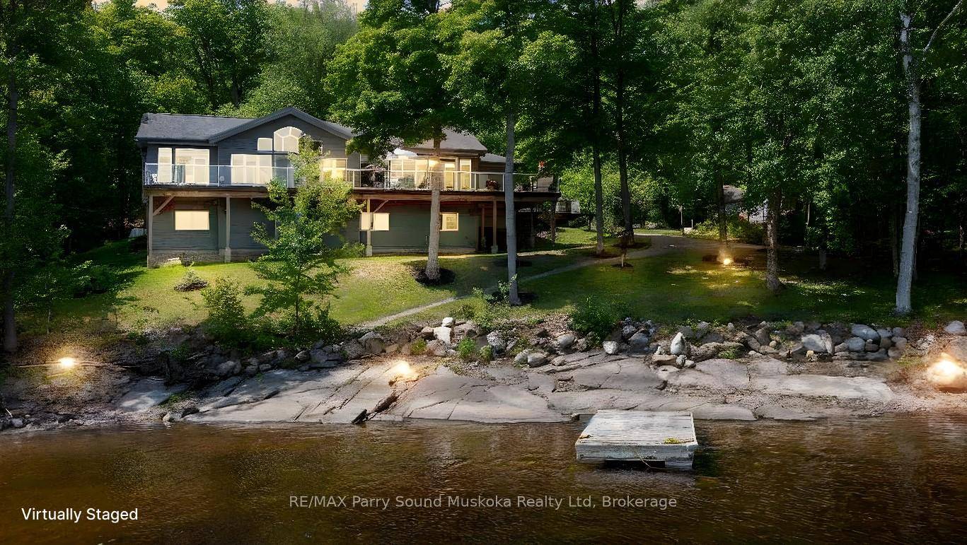 STUNNING 'CEDARLAND VICEROY' LAKE HOUSE !
