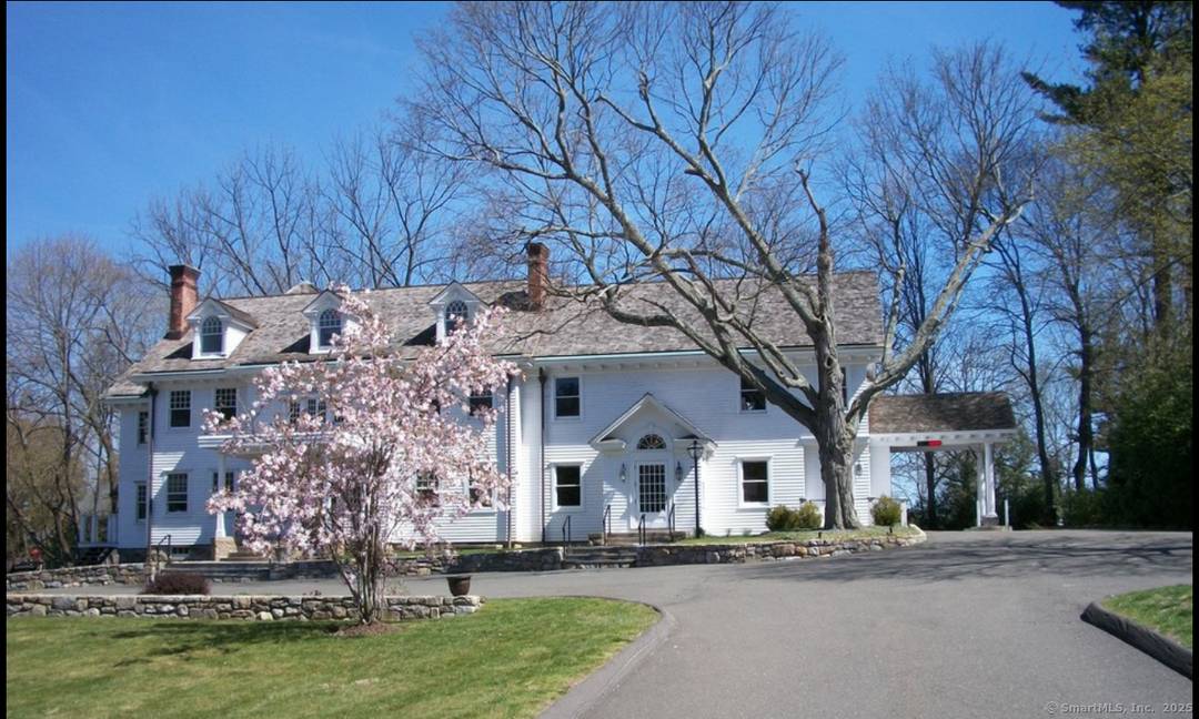 2. 065 Acres 10, 000 sq. restored Williamsburg style building 532 sq.