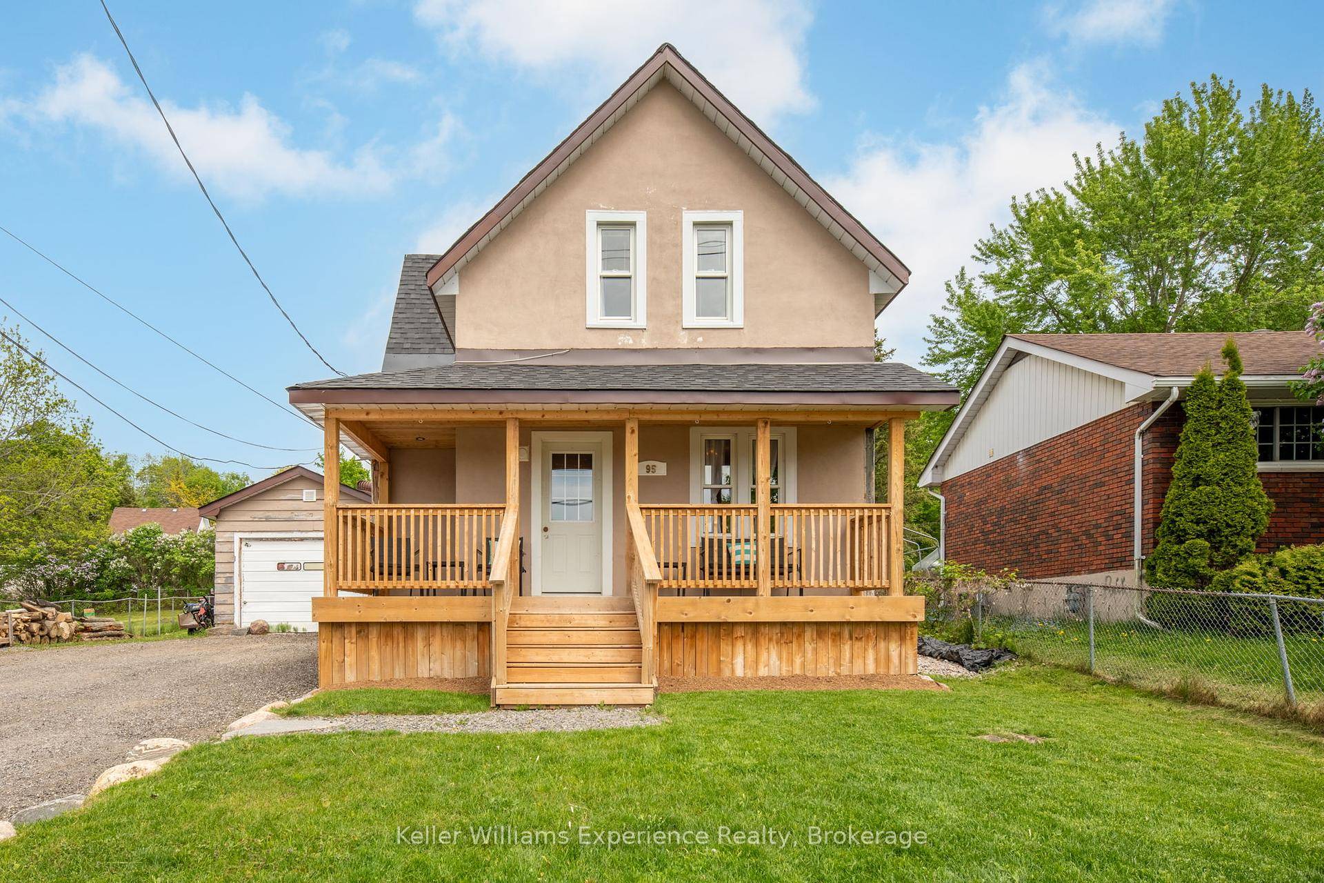 Welcome to this charming 3 bedroom, 2 bathroom family home nestled in the heart of Penetang.
