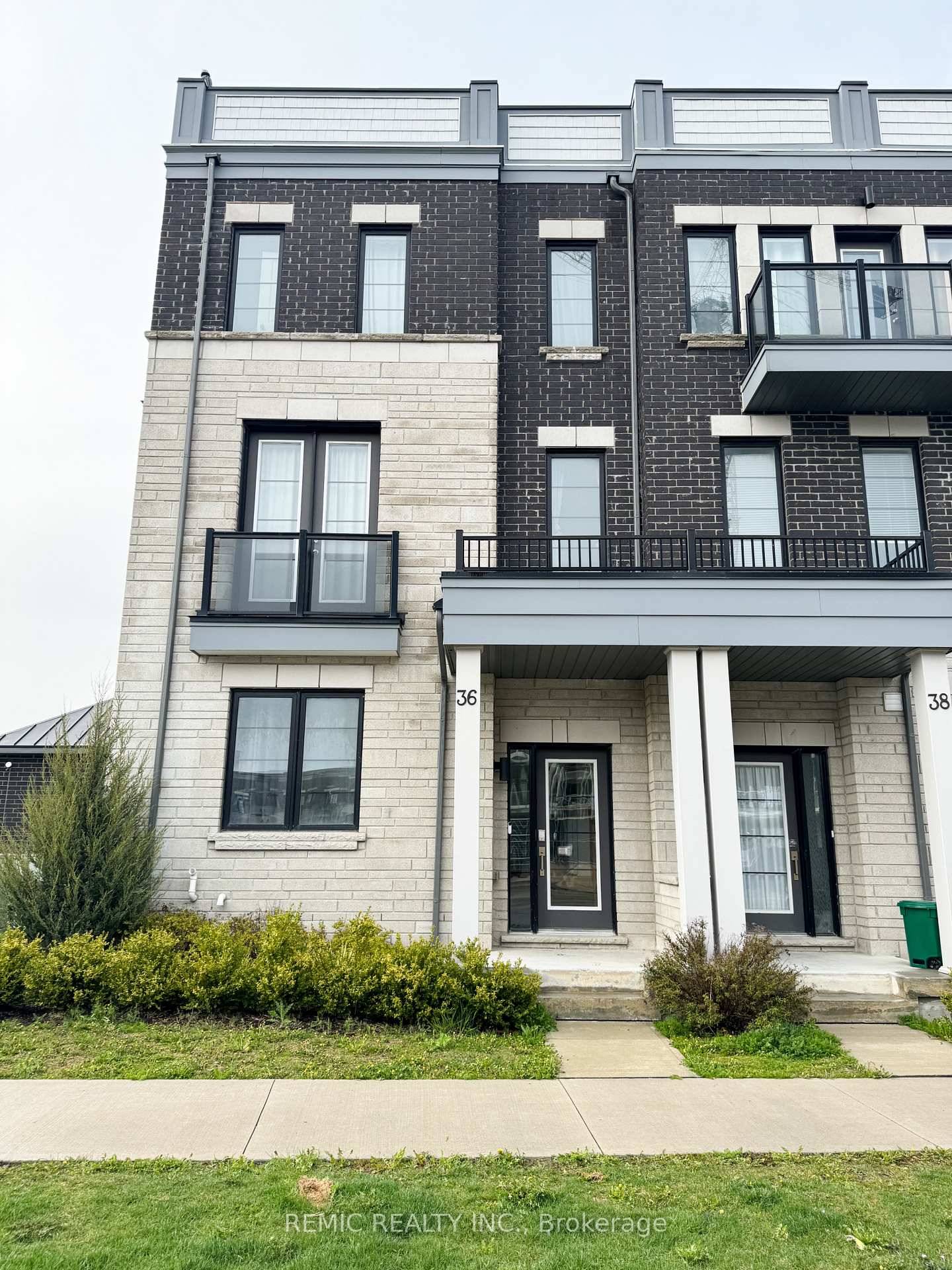 Step into comfort and style with this beautifully maintained 3 1 bedroom, 4 bathroom home, perfectly situated in one of Bowmanvilles most sought after communities.