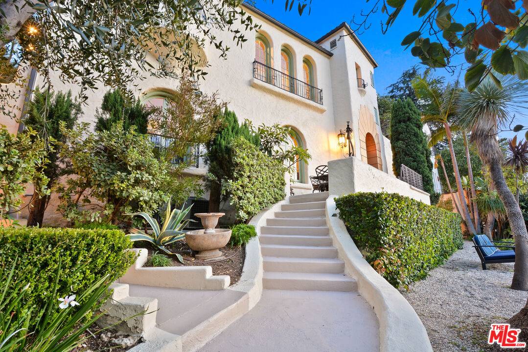 6717   Whitley Ter 4BR Hollywood Hills East La