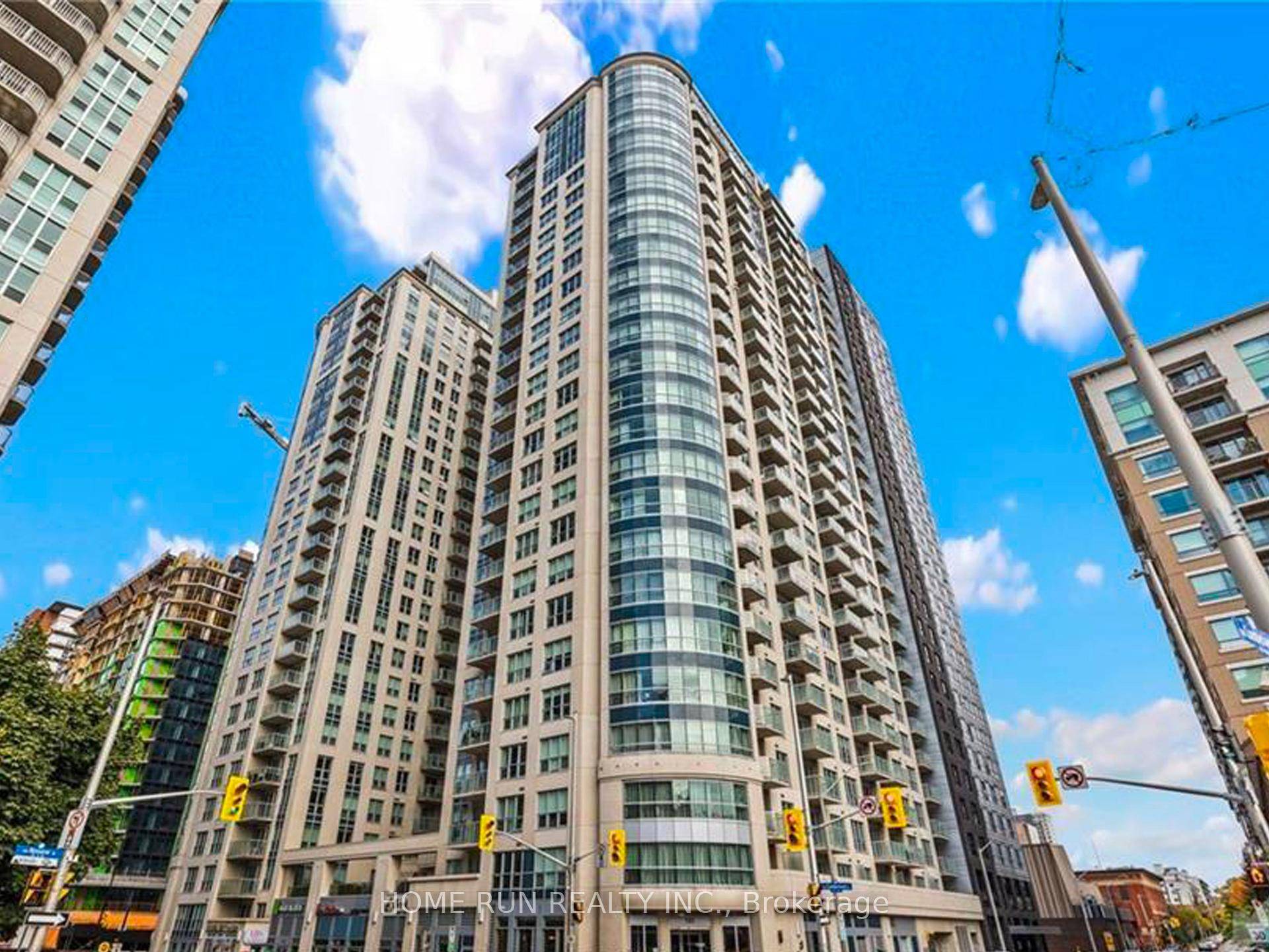 This bright and modern studio apartment in the heart of downtown Ottawa has just been freshly painted, offering a clean and inviting space with a move in ready finish.