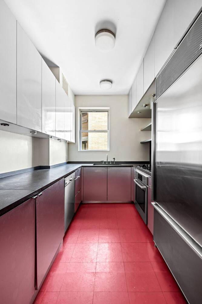 Welcome to 27 East 95th Street, a refined and spacious three bedroom, two bathroom residence perfectly located in the heart of Carnegie Hill, just off Fifth Avenue and moments from ...