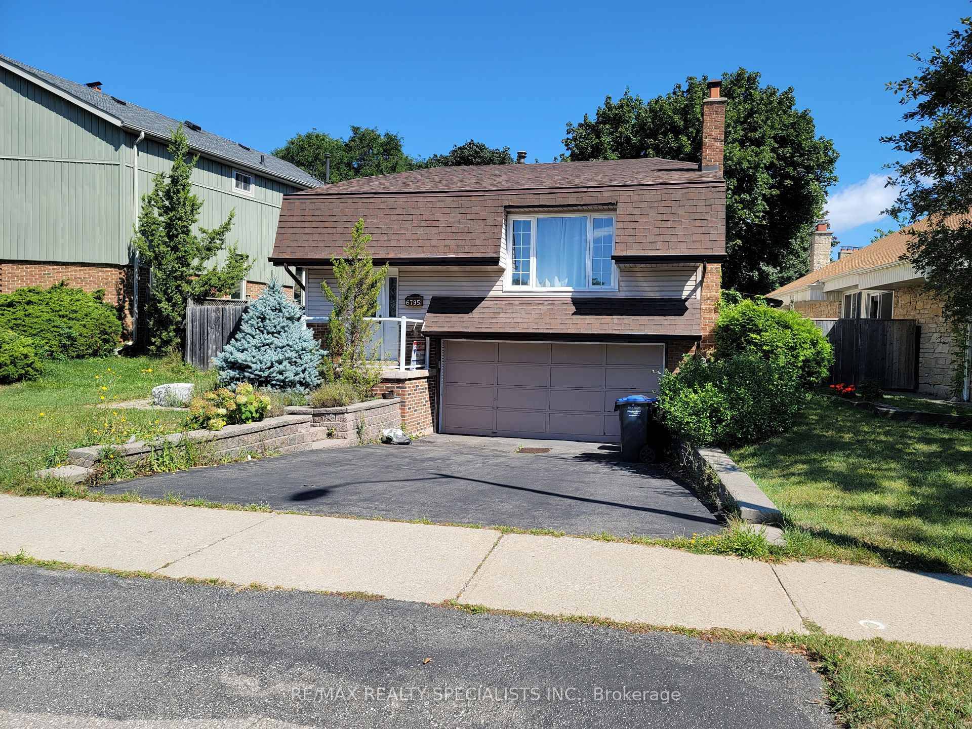 Full Detached home for rent, Great 3 Bedroom Detached Bungalow in Prime Meadowvale !