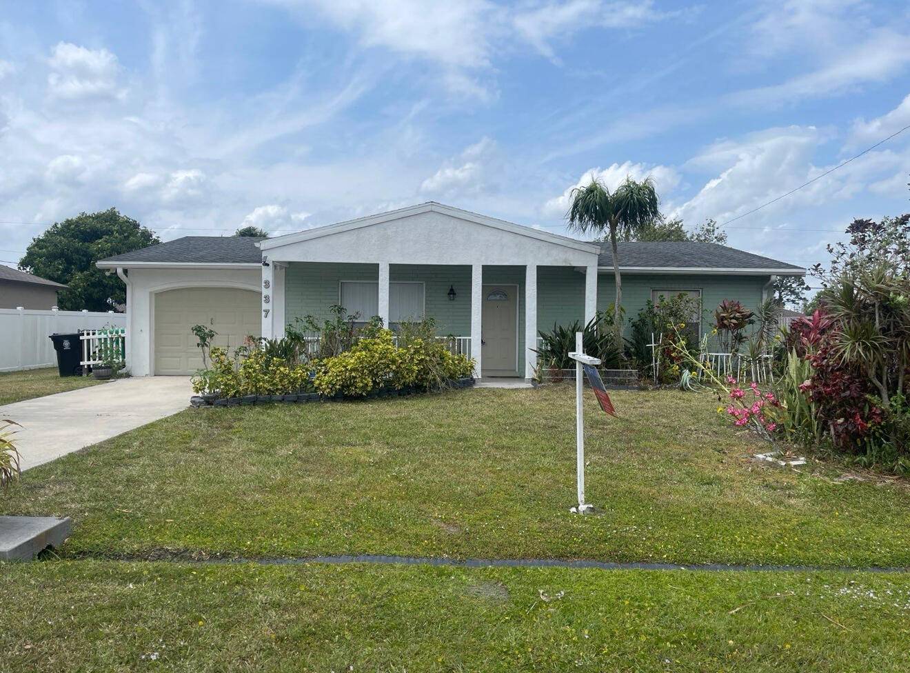 You have found your cozy and charming single family home !